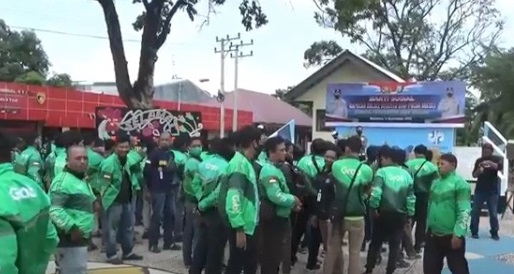 Terdampak Kenaikan Harga BBM, Ratusan Ojol Dapat Bantuan Sembako