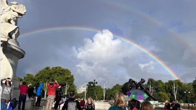 2 Pelangi Muncul di Atas Istana Buckingham, Warga Inggris Percaya Pesan Perpisahan Ratu