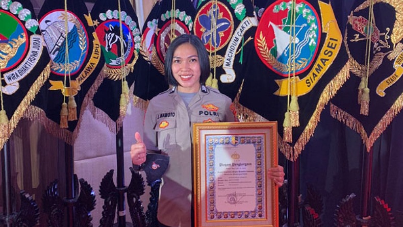 Juara 1 Bela Diri, Polwan Polresta Manado Terima Penghargaan dari Kapolri