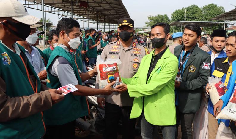  Ajak Mahasiswa dan Ormas, Polda Jateng Bagikan Bansos ke Masyarakat Terdampak BBM Naik