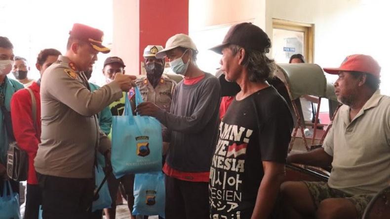 Harga BBM Naik, Polresta Bogor Bagikan Sembako untuk Sopir Angkot dan Ojol Sebulan Penuh