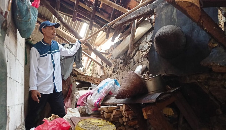 Diguyur Hujan Deras, TPT di Warungkiara Sukabumi Ambruk Timpa Rumah