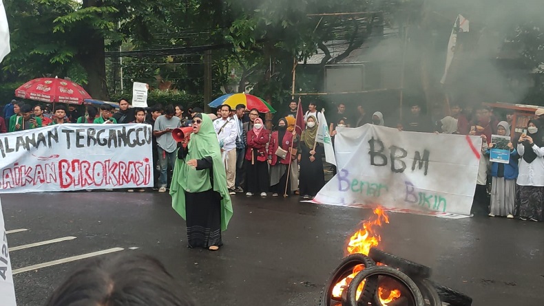 title Mahasiswa Bandung Desak Pemerintah Tunda Proyek Kereta Cepat dan IKN demi Subsidi BBM Mahasiswa Bandung Desak Pemerintah Tunda Proyek Kereta Cepat dan IKN demi Subsidi BBM