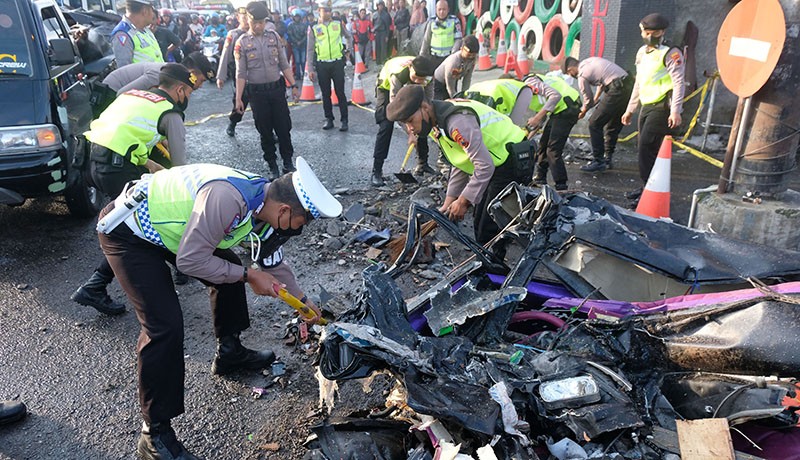 Penampakan Mobil Ringsek Menjadi Puing akibat Kecelakaan Maut di Wonosobo - Bagian 2