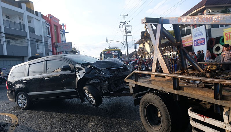 Penampakan Mobil Ringsek Menjadi Puing akibat Kecelakaan Maut di Wonosobo - Bagian 4