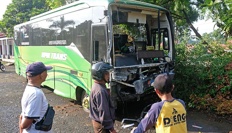 Penampakan Mobil Ringsek Menjadi Puing akibat Kecelakaan Maut di Wonosobo - Bagian 3