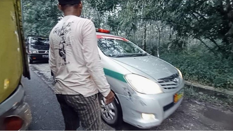 Ambulans Terjebak Macet Panjang di Batanghari, Pasien Meninggal dalam Perjalanan