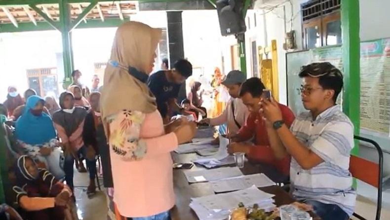 Cairkan BLT BBM, Sejumlah Warga di Blora Rela Tinggalkan Pekerjaan