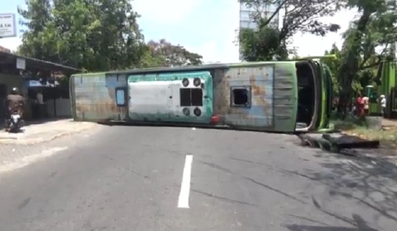 title Bus Berpenumpang 25 Orang di Nganjuk Tabrak 2 Mobil dan Terguling, 5 Luka-Luka   Bus Berpenumpang 25 Orang di Nganjuk Tabrak 2 Mobil dan Terguling, 5 Luka-Luka