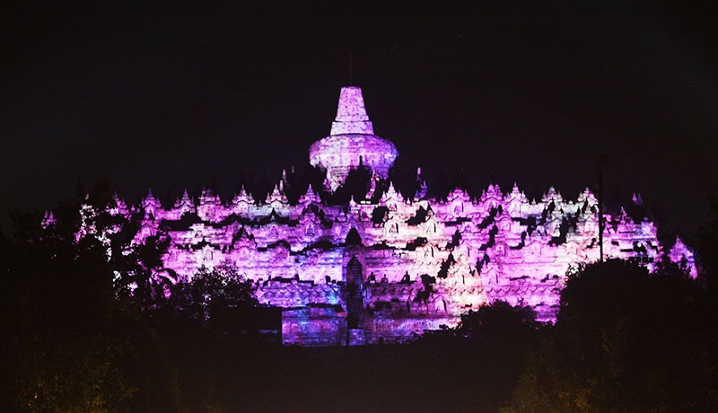 Penampakan Candi Borobudur Warna-warni Dihiasi Film Animasi - Bagian 3