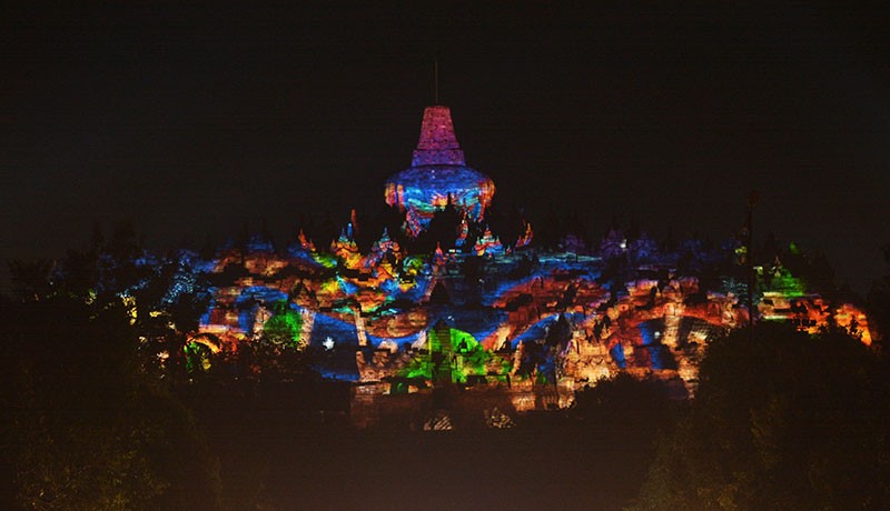 Penampakan Candi Borobudur Warna-warni Dihiasi Film Animasi - Bagian 2