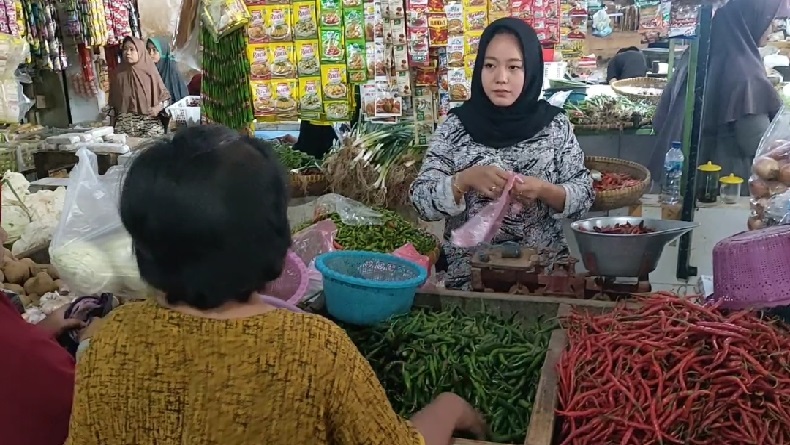 Imbas Kenaikan Harga BBM, Cabai Melambung Dua Kali Lipat di Cirebon
