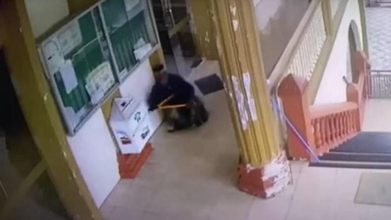 Bukan Sholat, Pria Berpeci di Aceh Tengah Terekam CCTV Datang ke Masjid Curi Kotak Amal
