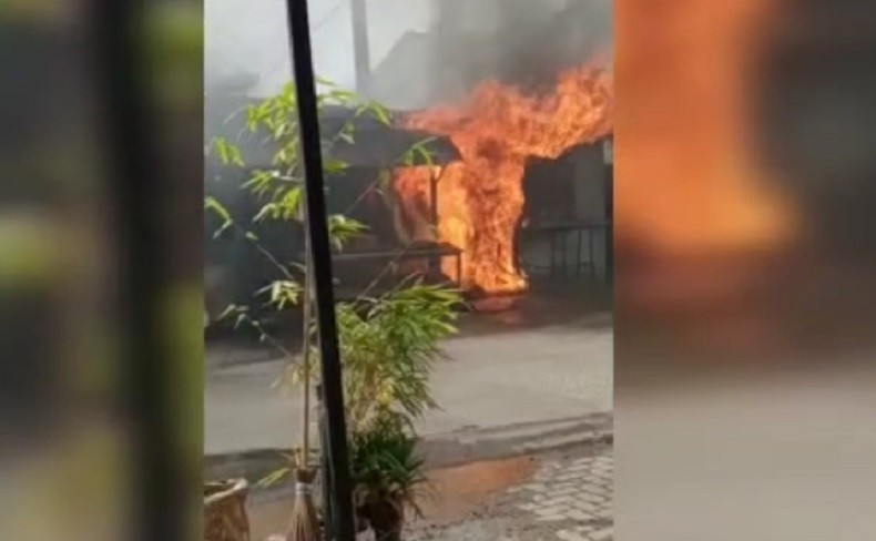 title SPBU Mini di Tanjung Morawa Ludes Terbakar saat Pemilik Isi BBM SPBU Mini di Tanjung Morawa Ludes Terbakar saat Pemilik Isi BBM