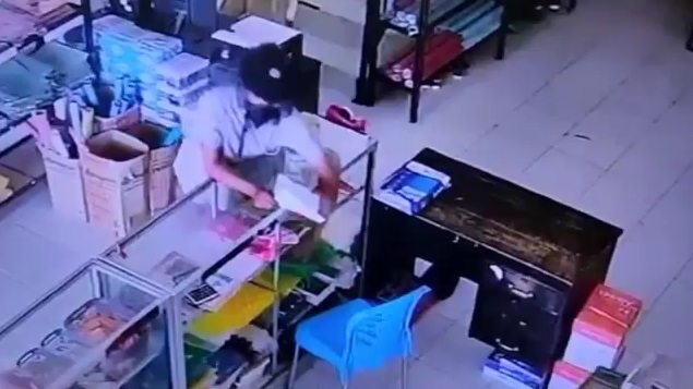 Aksi Pria Lihai Curi HP Karyawan Fotokopi di Mamuju, Videonya Viral di Media Sosial