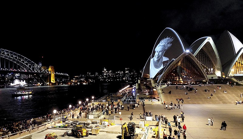 Sydney Opera House Dihiasi Foto Ratu Elizabeth II - Bagian 3