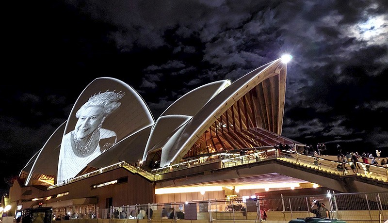 Sydney Opera House Dihiasi Foto Ratu Elizabeth II - Bagian 2