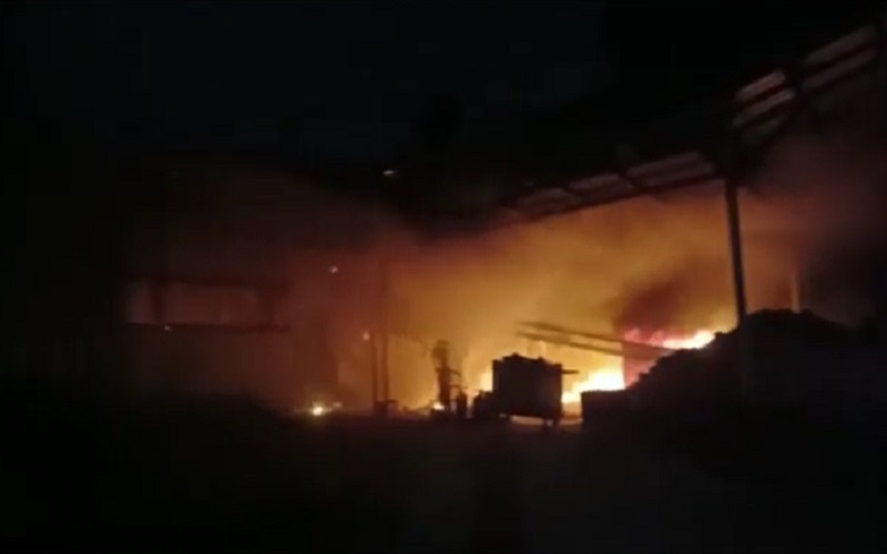 Gudang Pengolahan Sabut Kelapa Terbakar Hebat di Lampung Selatan 