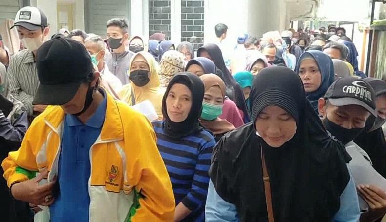 Demi Dapat BLT BBM Rp500.000, Warga Cimahi Rela Berdesakan sejak Pagi