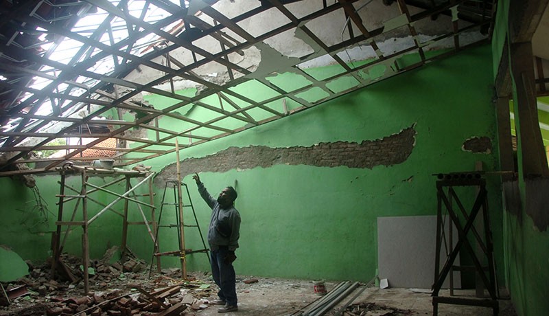 Konstruksi Tidak Kuat, Atap Sekolah SD Negeri di Tegal Ambruk