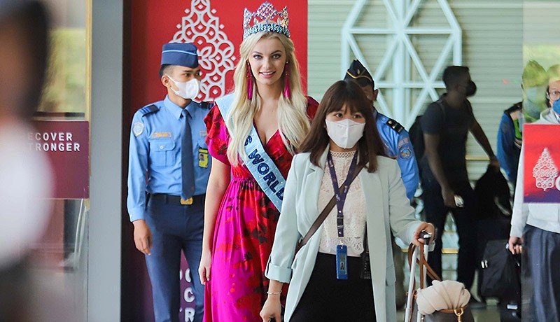 Pakai Gaun Merah, Miss World 2021 Karolina Bielawska Tiba di Indonesia - Bagian 5
