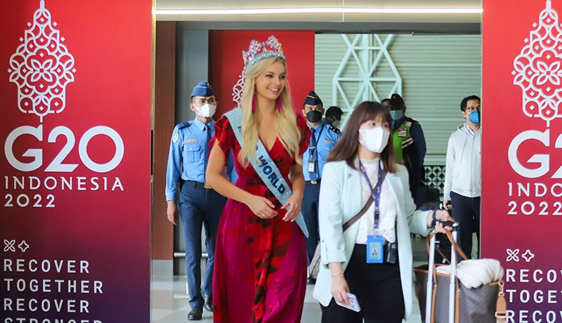 Pakai Gaun Merah, Miss World 2021 Karolina Bielawska Tiba di Indonesia - Bagian 4
