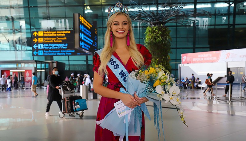 Pakai Gaun Merah, Miss World 2021 Karolina Bielawska Tiba di Indonesia - Bagian 2