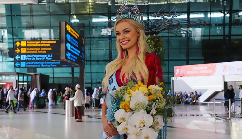 Pakai Gaun Merah, Miss World 2021 Karolina Bielawska Tiba di Indonesia - Bagian 3