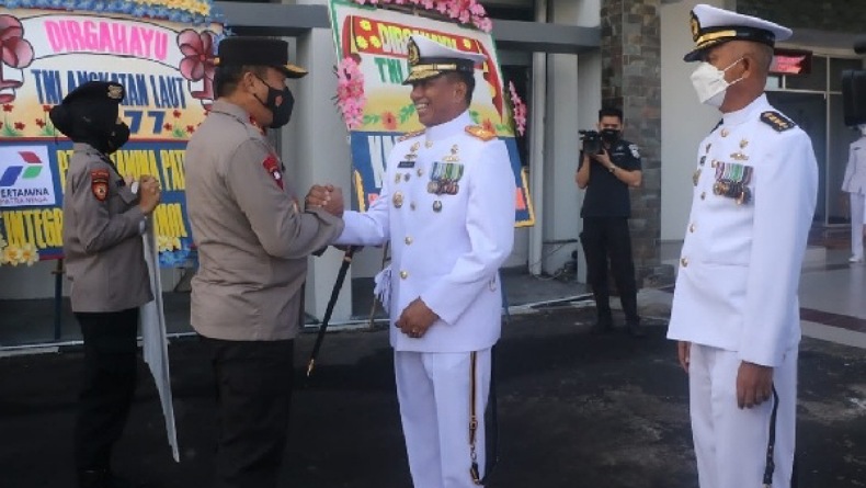 Kapolda Sulut Beri Kejutan Spesial HUT ke-77 TNI AL di Mako Lantamal VIII Manado