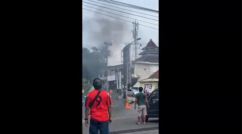 title Viral 2 Sepeda Motor di Bondowoso Saling Tabrak hingga Terbakar, Siapa yang Salah? Viral 2 Sepeda Motor di Bondowoso Saling Tabrak hingga Terbakar, Siapa yang Salah?