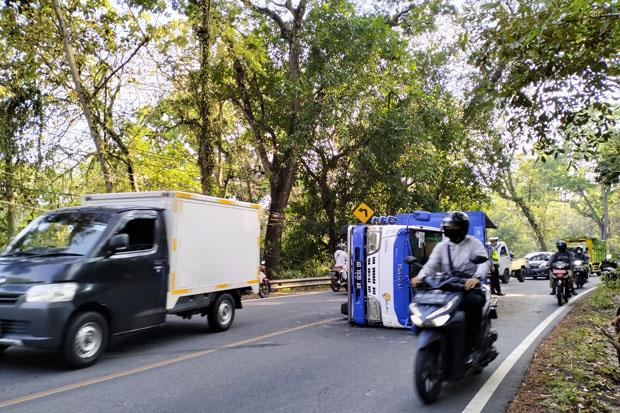 Hindari Tabrakan, Dump Truck Tabrak Pembatas Jalan di Alas Bunder Gunungkidul hingga Terbalik