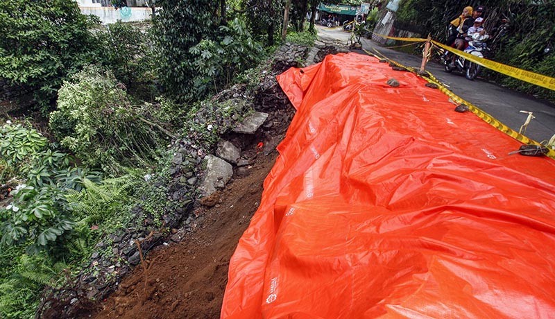 Separuh Jalan Penghubung Kota dan Kabupaten Bogor Longsor - Bagian 1