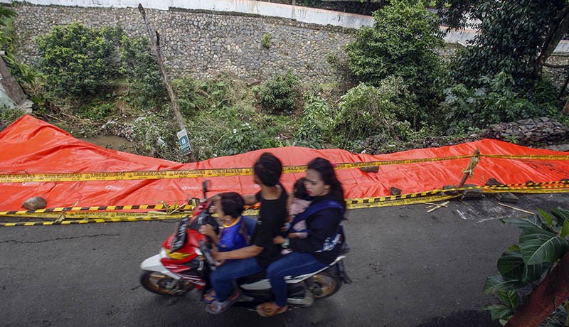 Separuh Jalan Penghubung Kota dan Kabupaten Bogor Longsor - Bagian 2