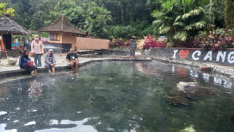 9 Pemandian Air Panas di Tengah Alam Indonesia, Sangat Asri Ditemani Sekelompok Burung