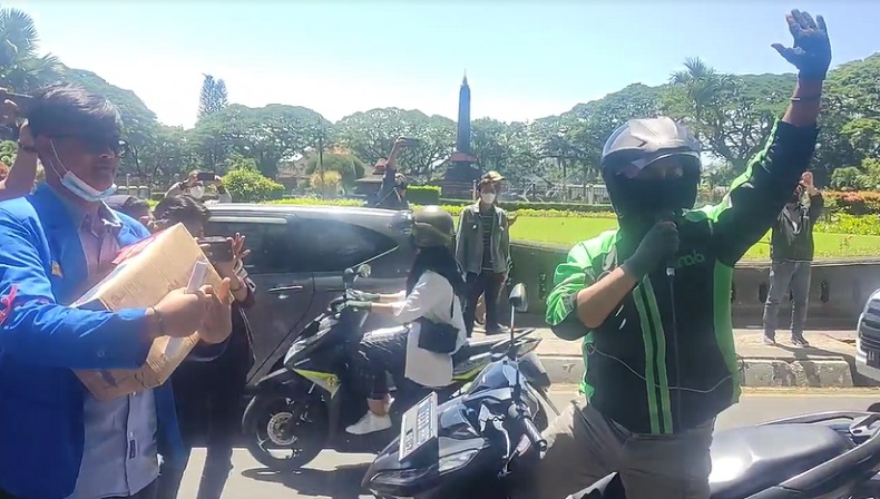 title Ojol Terobos Kerumunan Demo Mahasiswa di Malang, Ikut Orasi Tolak Kenaikan Harga BBM Ojol Terobos Kerumunan Demo Mahasiswa di Malang, Ikut Orasi Tolak Kenaikan Harga BBM