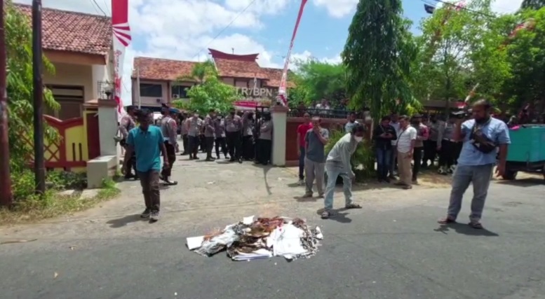 Tuding Ada Mafia Tanah, Warga Sumenep Bakar 300 Sertifikat di Kantor BPN