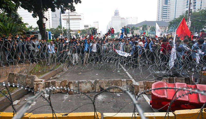 Paksa Dekati Istana, Mahasiswa Terobos Kawat Berduri-Lompati Kobaran Api - Bagian 4