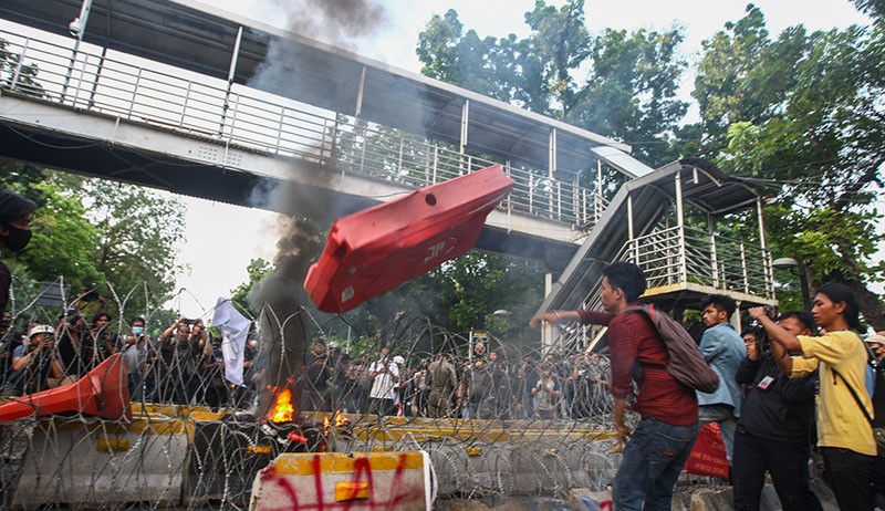 Paksa Dekati Istana, Mahasiswa Terobos Kawat Berduri-Lompati Kobaran Api - Bagian 5