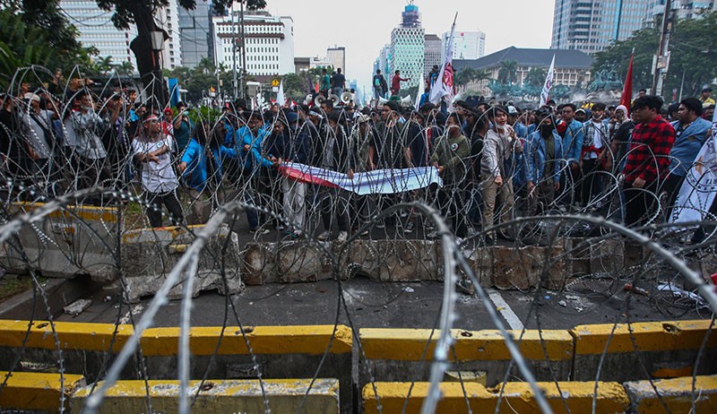 Paksa Dekati Istana, Mahasiswa Terobos Kawat Berduri-Lompati Kobaran Api - Bagian 3