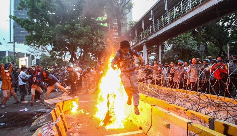 Paksa Dekati Istana, Mahasiswa Terobos Kawat Berduri-Lompati Kobaran Api - Bagian 1
