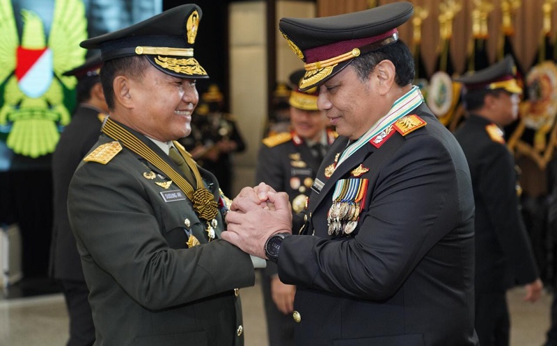 Momen KSAD Jenderal Dudung Dianugerahi Bintang Bhayangkara Utama oleh Kapolri