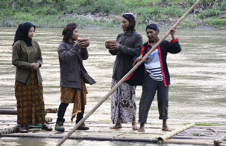 Peserta Ruwat Nusantara Ikuti Ritual Larungan di Sungai Progo 
