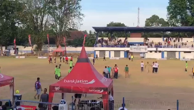 title Viral Liga Bola Antarpelajar di Situbondo Ricuh Dipicu Keputusan Wasit Berat Sebelah Viral Liga Bola Antarpelajar di Situbondo Ricuh Dipicu Keputusan Wasit Berat Sebelah