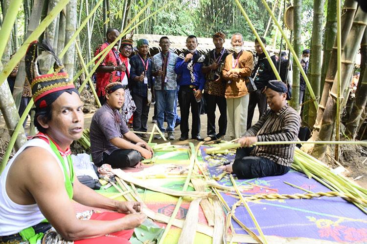 Unik, Peserta Ruwat Nusantara Diajak Main Jathilan dari Pelepah Pisang