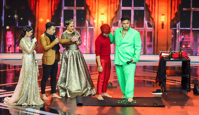 Pesulap Merah Ajak Ivan Gunawan Injak Pecahan Botol saat Kontes KDI 2022 - Bagian 1