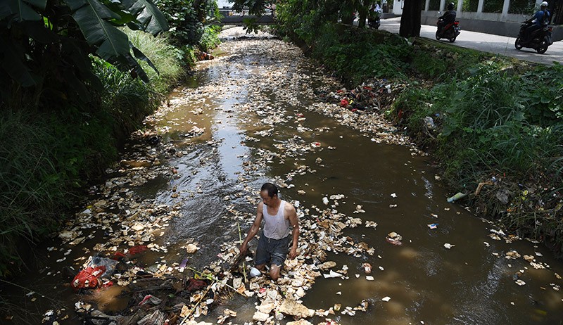 Baru Dibersihkan, Kali di Depok Kembali Dipenuhi Sampah - Bagian 3