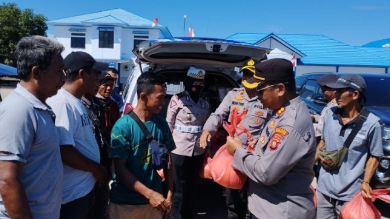 Semangati Pengemudi Transportasi Publik, Polres Gorontalo Utara Bagikan 200 Paket Sembako 