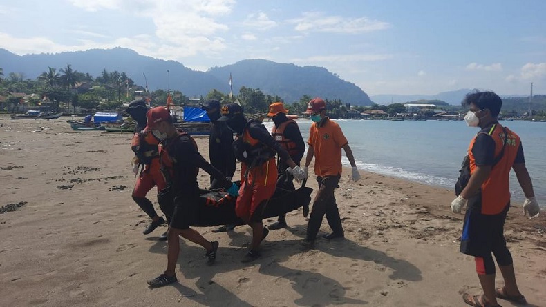 title PNS yang Tergulung Ombak di Pantai Dolphin Palabuhanratu Ditemukan Tewas PNS yang Tergulung Ombak di Pantai Dolphin Palabuhanratu Ditemukan Tewas
