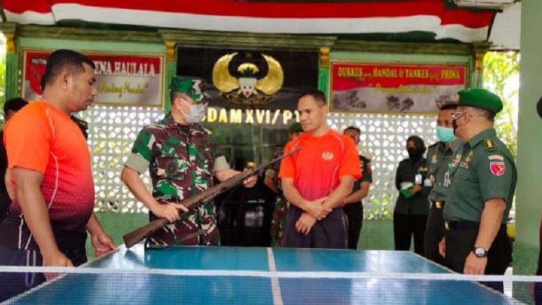 Tersentuh Kebaikan TNI, Warga Pulau Haruku Serahkan Senjata ke Kesdam XVI Pattimura