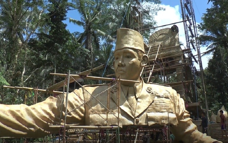 Wow, Seniman Ubud Buat Patung Soekarno dari Anyaman Bambu Setinggi 15 Meter 